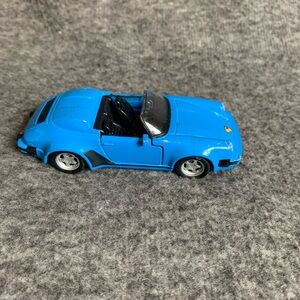 Maisto Porsche 911 Speedster 1:38 Scale Diecast Replica Model Blue Car,